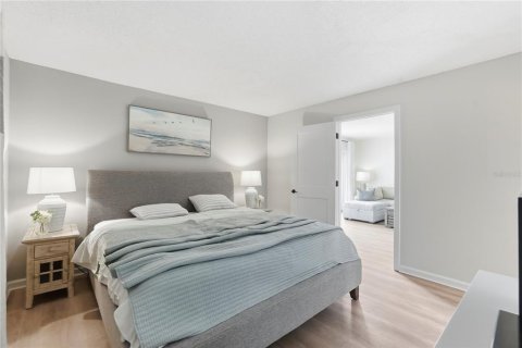 Condo in Saint Petersburg, Florida, 2 bedrooms  № 2266825 - photo 16