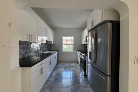 Immobilier commercial à vendre à Miami, Floride: 305.37 m2 № 1956944 - photo 4