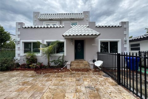 Immobilier commercial à vendre à Miami, Floride: 305.37 m2 № 1956944 - photo 1