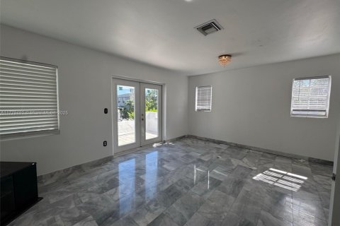 Immobilier commercial à vendre à Miami, Floride: 305.37 m2 № 1956944 - photo 6