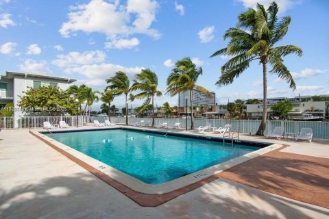 Condo in Miami Beach, Florida, 1 bedroom  № 1953387 - photo 2