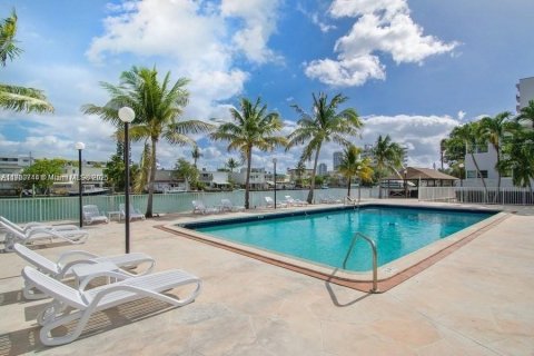 Condo in Miami Beach, Florida, 1 bedroom  № 1953387 - photo 1