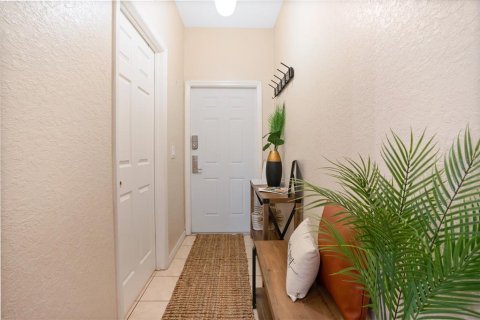 Townhouse in Davenport, Florida 4 bedrooms, 138.61 sq.m. № 2093969 - photo 4