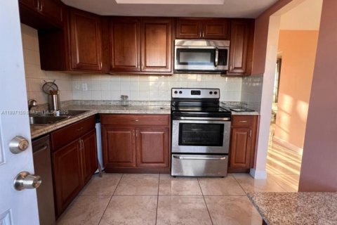 Condominio en alquiler en Miami, Florida, 1 dormitorio, 72.37 m2 № 1948723 - foto 3