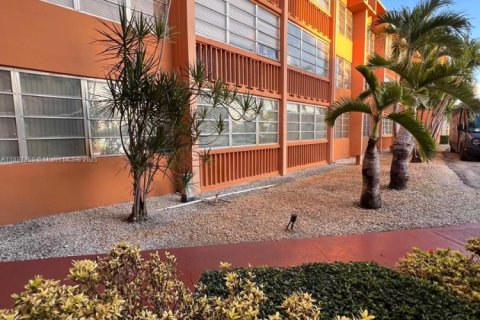 Condominio en alquiler en Miami, Florida, 1 dormitorio, 72.37 m2 № 1948723 - foto 1