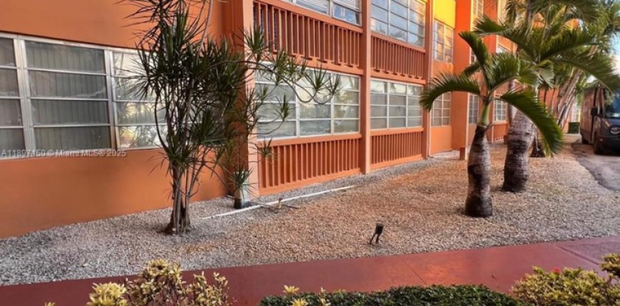 Condominio en Miami, Florida, 1 dormitorio  № 1948723