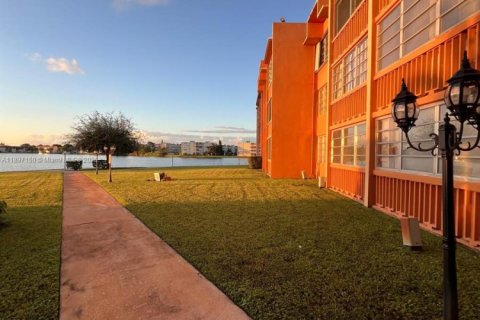 Condominio en alquiler en Miami, Florida, 1 dormitorio, 72.37 m2 № 1948723 - foto 24