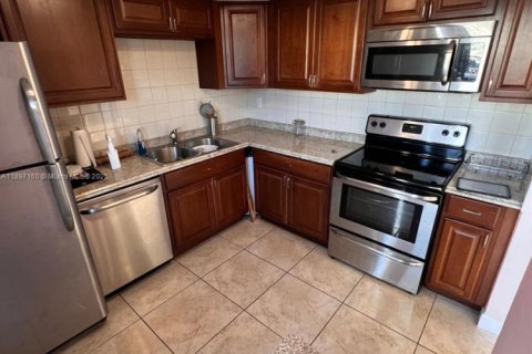 Condominio en alquiler en Miami, Florida, 1 dormitorio, 72.37 m2 № 1948723 - foto 2