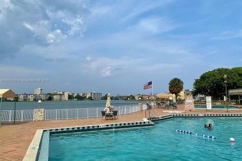 Condominio en alquiler en Miami, Florida, 1 dormitorio, 72.37 m2 № 1948723 - foto 29