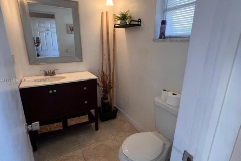 Condominio en alquiler en Miami, Florida, 1 dormitorio, 72.37 m2 № 1948723 - foto 10