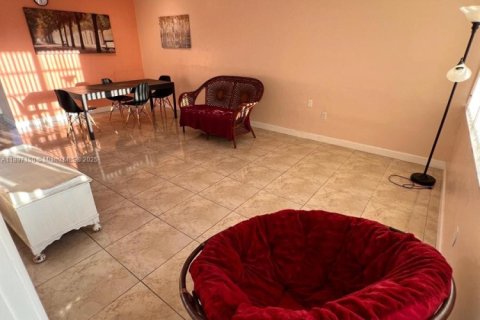 Condominio en alquiler en Miami, Florida, 1 dormitorio, 72.37 m2 № 1948723 - foto 8
