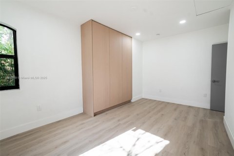 House in Miami, Florida 4 bedrooms, 141.12 sq.m. № 1860976 - photo 13