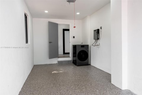 House in Miami, Florida 4 bedrooms, 141.12 sq.m. № 1860976 - photo 25