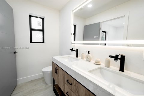House in Miami, Florida 4 bedrooms, 141.12 sq.m. № 1860976 - photo 16