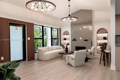 House in Miami, Florida 4 bedrooms, 141.12 sq.m. № 1860976 - photo 1