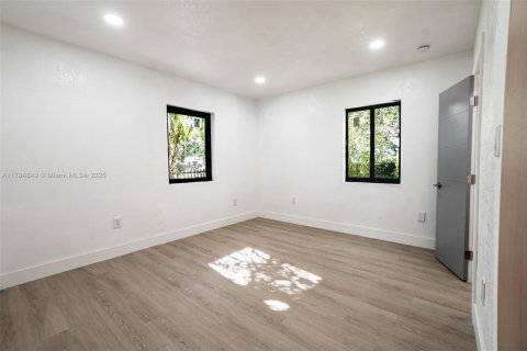 House in Miami, Florida 4 bedrooms, 141.12 sq.m. № 1860976 - photo 19