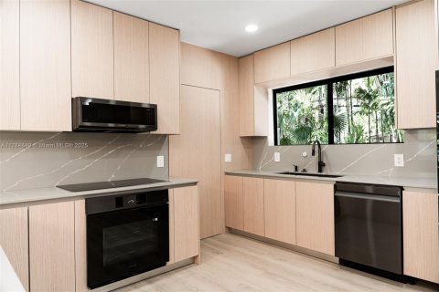 House in Miami, Florida 4 bedrooms, 141.12 sq.m. № 1860976 - photo 9