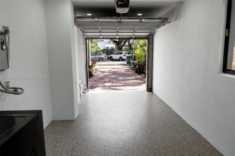 House in Miami, Florida 4 bedrooms, 141.12 sq.m. № 1860976 - photo 26