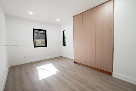 House in Miami, Florida 4 bedrooms, 141.12 sq.m. № 1860976 - photo 14