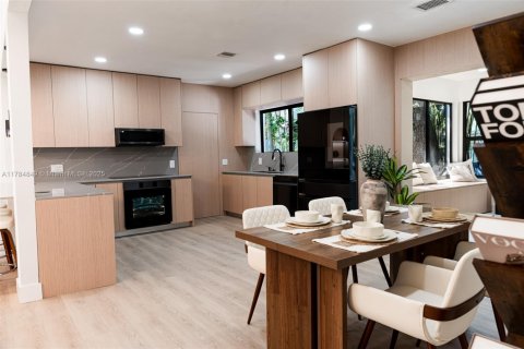 House in Miami, Florida 4 bedrooms, 141.12 sq.m. № 1860976 - photo 7