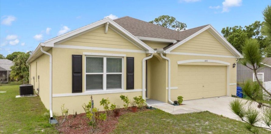 House in Sebastian, Florida 4 bedrooms, 171.96 sq.m. № 2083215