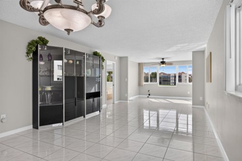Condo in Tamarac, Florida, 2 bedrooms № 2087285 - photo 12