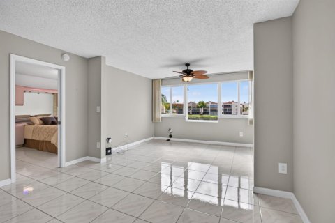 Condo in Tamarac, Florida, 2 bedrooms № 2087285 - photo 16