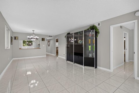 Condo in Tamarac, Florida, 2 bedrooms № 2087285 - photo 18