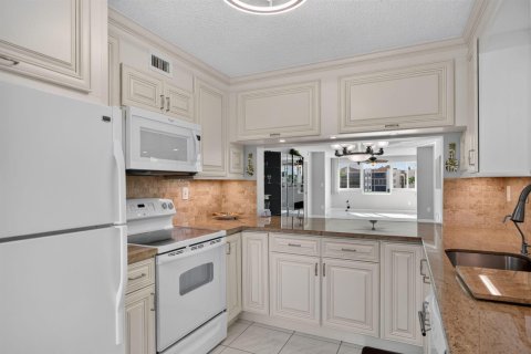 Condo in Tamarac, Florida, 2 bedrooms № 2087285 - photo 7