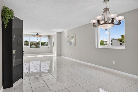 Condo in Tamarac, Florida, 2 bedrooms № 2087285 - photo 11