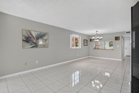 Condo in Tamarac, Florida, 2 bedrooms № 2087285 - photo 17