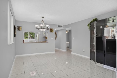 Condo in Tamarac, Florida, 2 bedrooms № 2087285 - photo 13