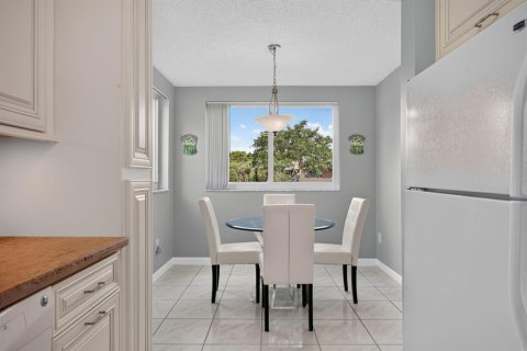 Condo in Tamarac, Florida, 2 bedrooms № 2087285 - photo 10