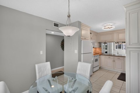 Condo in Tamarac, Florida, 2 bedrooms № 2087285 - photo 6