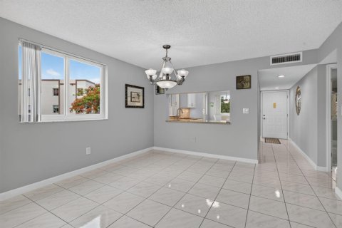 Condo in Tamarac, Florida, 2 bedrooms № 2087285 - photo 15