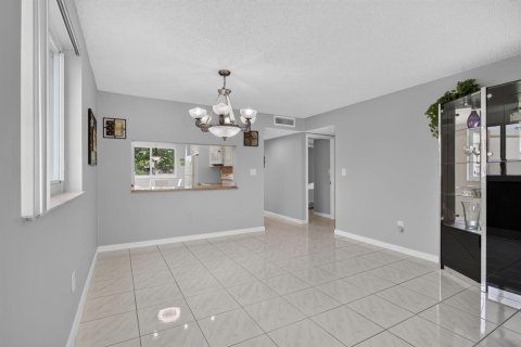 Condo in Tamarac, Florida, 2 bedrooms № 2087285 - photo 14