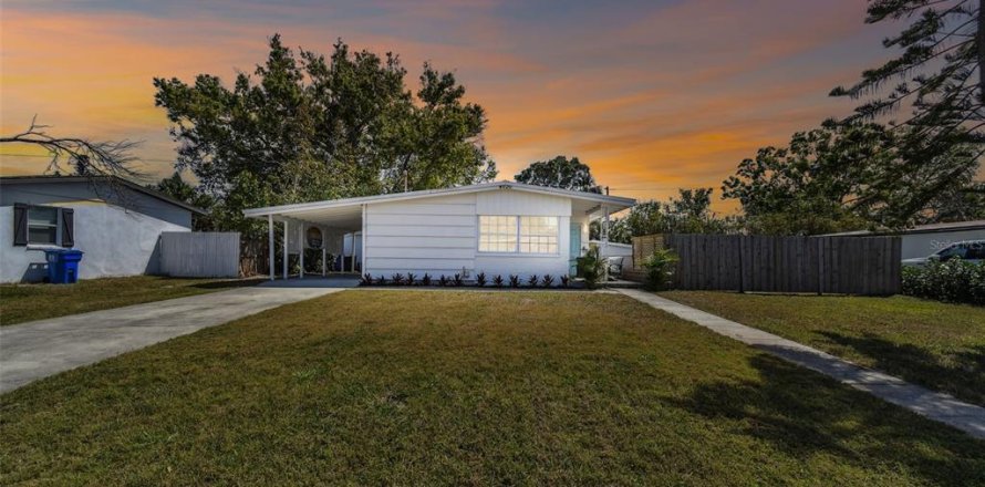 House in Saint Petersburg, Florida 2 bedrooms, 78.87 sq.m. № 1584840