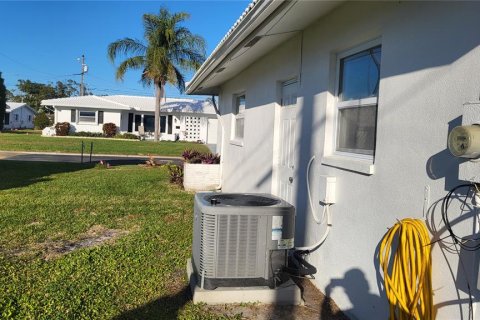 House in Seminole, Florida 2 bedrooms, 115.76 sq.m. № 2232342 - photo 8