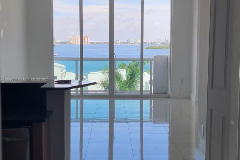 Condo in North Bay Village, Florida, 2 bedrooms № 1947020 - photo 1