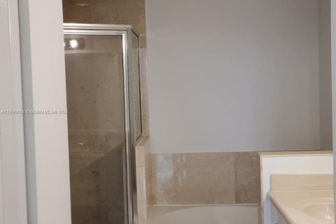 Condo in North Bay Village, Florida, 2 bedrooms № 1947020 - photo 3