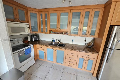 Copropriété à louer à Doral, Floride: 2 chambres, 72.46 m2 № 1946851 - photo 4