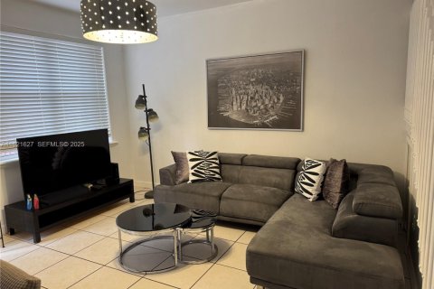 Снять в аренду таунхаус в Дорал, Флорида 4 спальни, 175.4м2, № 2034928 - фото 3