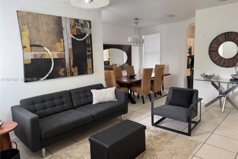 Снять в аренду таунхаус в Дорал, Флорида 4 спальни, 175.4м2, № 2034928 - фото 5