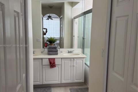 Снять в аренду таунхаус в Дорал, Флорида 4 спальни, 175.4м2, № 2034928 - фото 10