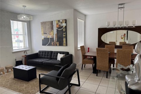 Снять в аренду таунхаус в Дорал, Флорида 4 спальни, 175.4м2, № 2034928 - фото 4