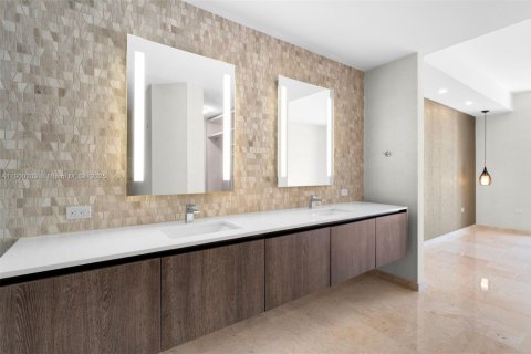 Condo in Miami, Florida, 1 bedroom  № 1952680 - photo 21