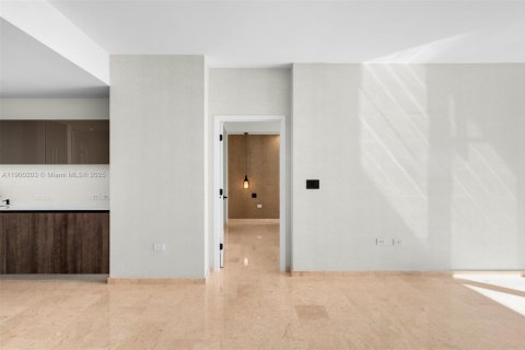 Condo in Miami, Florida, 1 bedroom  № 1952680 - photo 12