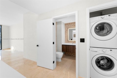 Condo in Miami, Florida, 1 bedroom  № 1952680 - photo 3