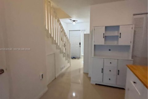 Townhouse in North Miami Beach, Florida 3 bedrooms, 109.81 sq.m. № 2087277 - photo 4