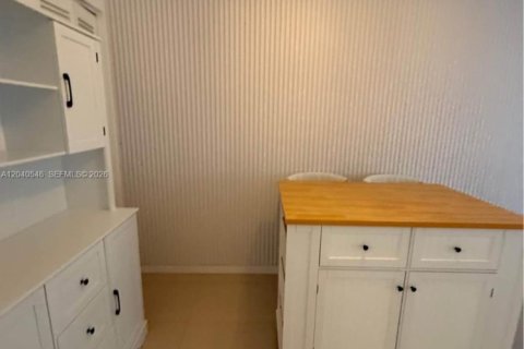 Townhouse in North Miami Beach, Florida 3 bedrooms, 109.81 sq.m. № 2087277 - photo 5